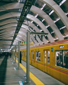 Peron Kereta Bawah Tanah Pertama Di Tokyo