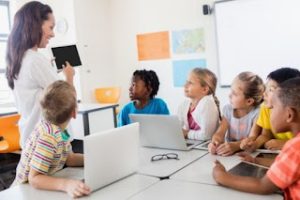Keuntungan dan Kegunaan Teknologi di Kelas
